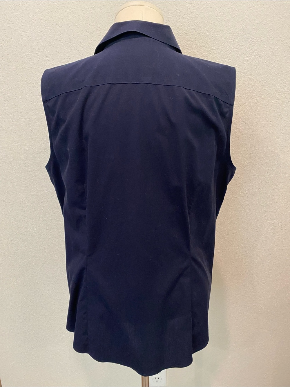 Talbots Navy Sleeveless Button-Down Shirt Sz 16 - Picture 3 of 4